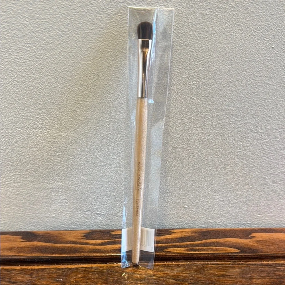 Natural Wood Handle Eyeshadow Brush - Beige